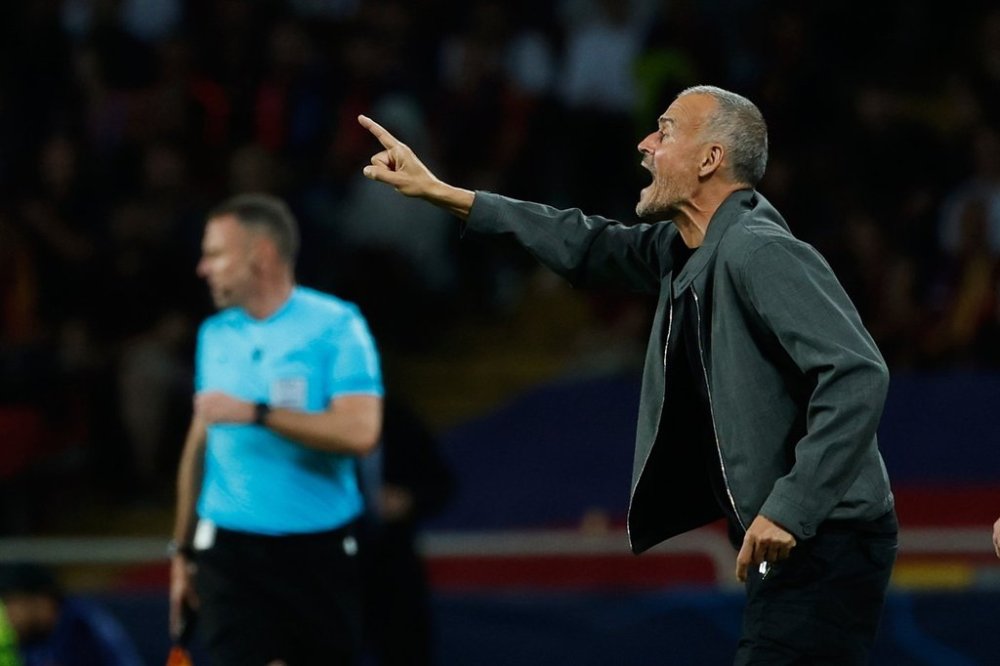 PSG's head coach Luis Enrique gives instructions to his players during the Champions League opening phase soccer match between Barcelona and Paris Saint-Germain at the Lluis Companys Olympic Stadium in Barcelona, Spain, Wednesday, Oct. 1, 2025. (AP Photo/Joan Monfort)