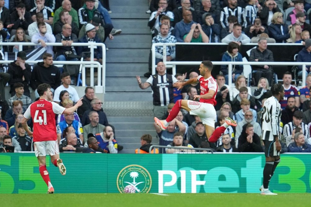 Arsenal's Mikel Merino celebrates after scoring his side's opening goal during the English Premier League soccer match between Newcastle and Arsenal at St James' Park, Newcastle upon Tyne, Sunday, Sept. 28, 2025. (AP Photo/Jon Super)