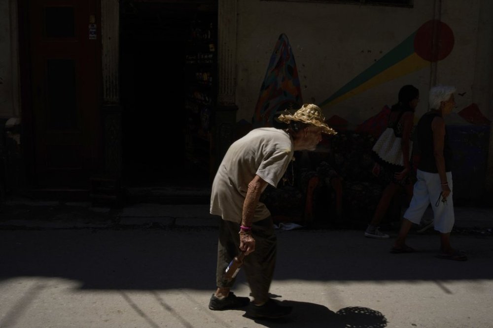 A pedestrian makes his way during a blackout in Havana, Wednesday, Sept. 10, 2025. (AP Photo/Ramon Espinosa)