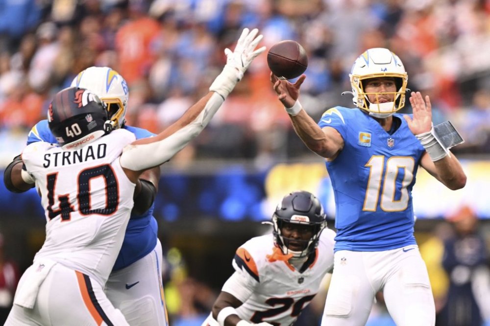 Los Angeles Chargers quarterback Justin Herbert (10) throws a pass during the second half of an NFL football game against the Denver Broncos, Sunday, Sept. 21, 2025, in Inglewood, Calif. (AP Photo/Carrie Giordano )
