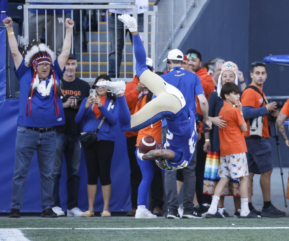 Winnipeg Blue Bombers’ Trey Vaval (23) dives across for the touchdown as he returns the opening kick for the touchdown against the Hamilton Tiger-Cats during first half CFL action in Winnipeg, Saturday, Sept. 27, 2025. THE CANADIAN PRESS/John Woods