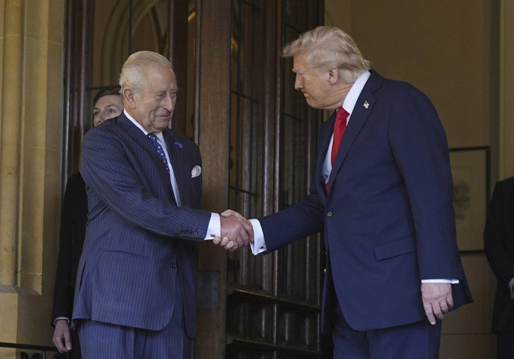 Britain's King Charles III, left, formally bids farewell to US President Donald Trump at Windsor Castle, Windsor, England, Thursday Sept. 18, 2025. (Aaron Chown/Pool Photo via AP)