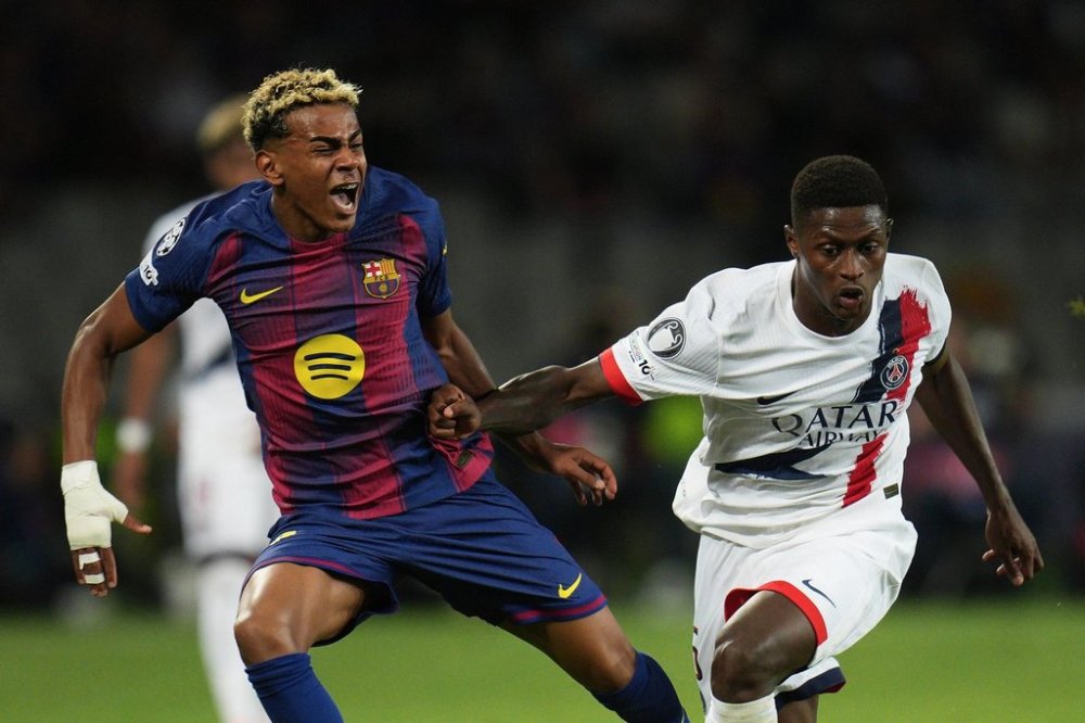 PSG's Nuno Mendes fouls Barcelona's Lamine Yamal during the Champions League opening phase soccer match between Barcelona and Paris Saint-Germain at the Lluis Companys Olympic Stadium in Barcelona, Spain, Wednesday, Oct.1, 2025. (AP Photo/Emilio Morenatti)