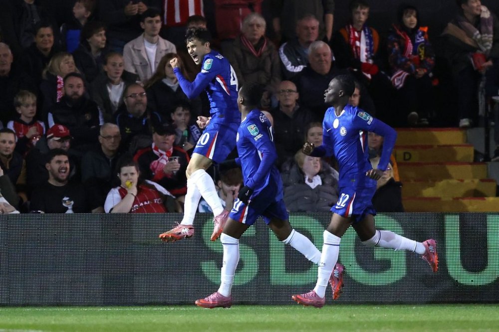 Chelsea's Facundo Buonanotte, left, celebrates scoring during the English League Cup third round soccer match between Lincoln City and Chelsea at the LNER Stadium, Lincoln, England, Tuesday Sept. 23, 2025. (Nigel French/PA via AP)