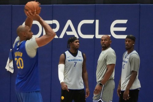 Golden State Warriors' Al Horford, left, practices as guard Buddy Hield (7), assistant coach Jerry Stackhouse, second from right, and forward Jimmy Butler III, right, stand on the court at the NBA basketball team's facility in San Francisco, Wednesday, Oct. 1, 2025. (AP Photo/Jeff Chiu)
