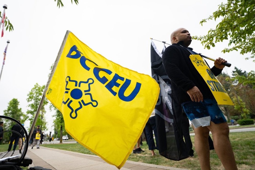A members of the BC General Employees' Union pickets outside of the Surrey Pretrial Services Centre, in Surrey, B.C., Tuesday, Sept. 9, 2025.THE CANADIAN PRESS/Ethan Cairns