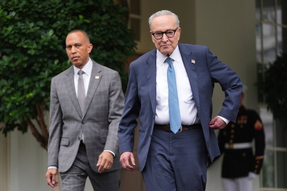 Senate Minority Leader Chuck Schumer, D-N.Y., right, and House Minority Leader Hakeem Jeffries, D-N.Y., walk speak to members of the media outside the West Wing at the White House in Washington, Monday, Sept. 29, 2025, in Washington. (AP Photo/Evan Vucci)