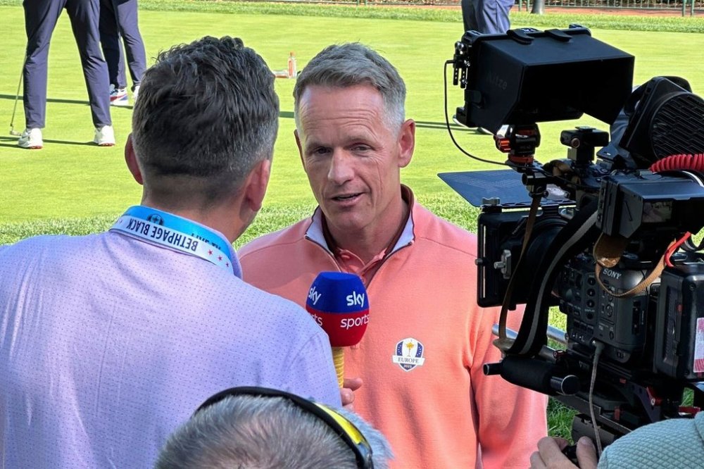 Ryder Cup European captain Luke Donald, center, speaks to British media at Bethpage Black in Farmingdale, N.Y., Monday, Sept. 22, 2025, ahead of the upcoming Ryder Cup golf tournament. (AP Photo/Michael Sisak).