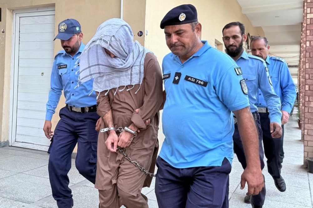Police officers escorts a suspect Umar Hayat, second left, who allegedly killed a teenage social media influencer Sana Yousaf, following his court appearance in Islamabad, Pakistan, Thursday, Sept. 25, 2025. (AP Photo/Muhammad Yousuf)