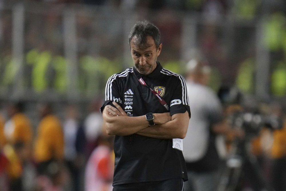 Venezuela's coach Fernando Batista gestures during a World Cup 2026 qualifying soccer match against Colombia in Maturin, Venezuela, Tuesday, Sept. 9, 2025. (AP Photo/Ariana Cubillos)