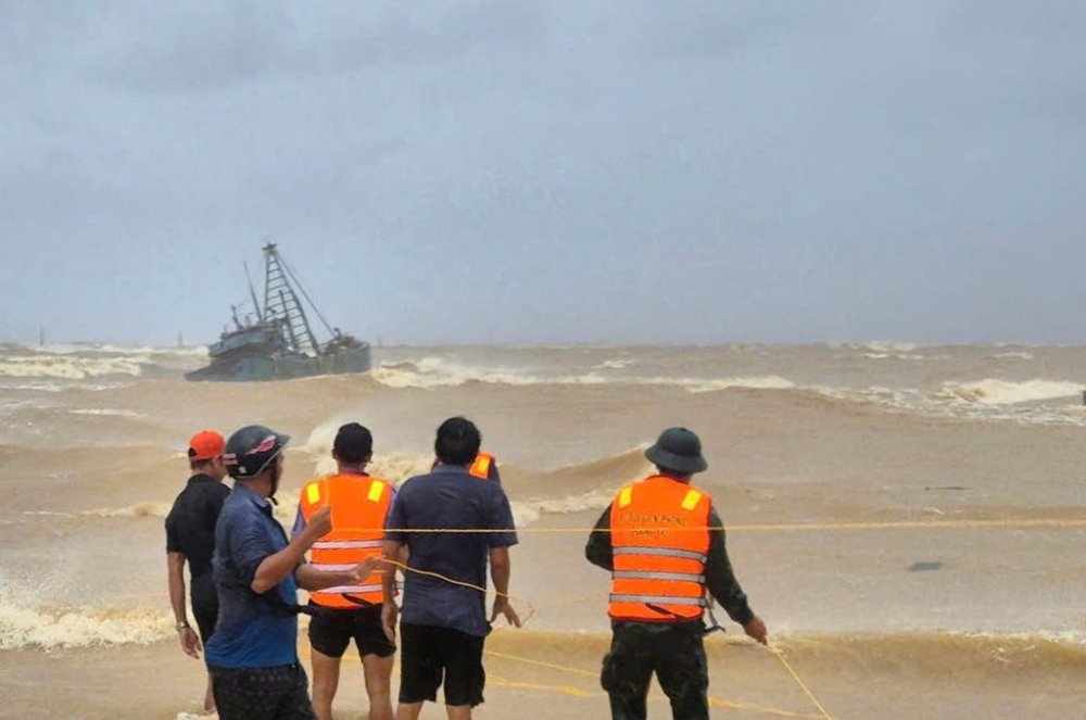 People work to rescue fishermen on a stranded fishing boat due to Typhoon Bualoi in Quang Tri, Vietnam Sunday, Sept. 28, 2025. (Trinh Quoc Dung/VNA via AP)