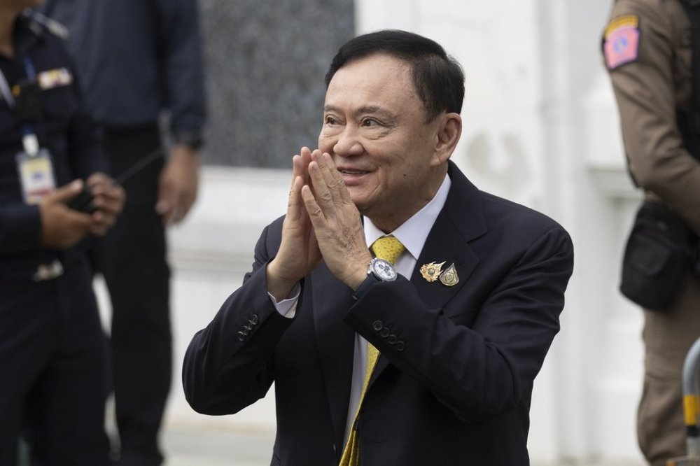 Former Thailand's Prime Minister Thaksin Shinawatra arrives at Supreme Court in Bangkok, Thailand, Tuesday, Sept. 9, 2025, (AP Photo/Wason Wanitchakorn)