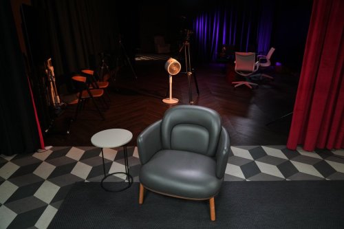 An empty chair takes center stage at a TV studio set where imprisoned Turkish journalist Fatih Altayli continues to deliver news on his YouTube show through letters read by his assistant, in Istanbul, Wednesday, Oct. 1, 2025. (AP Photo/Francisco Seco)