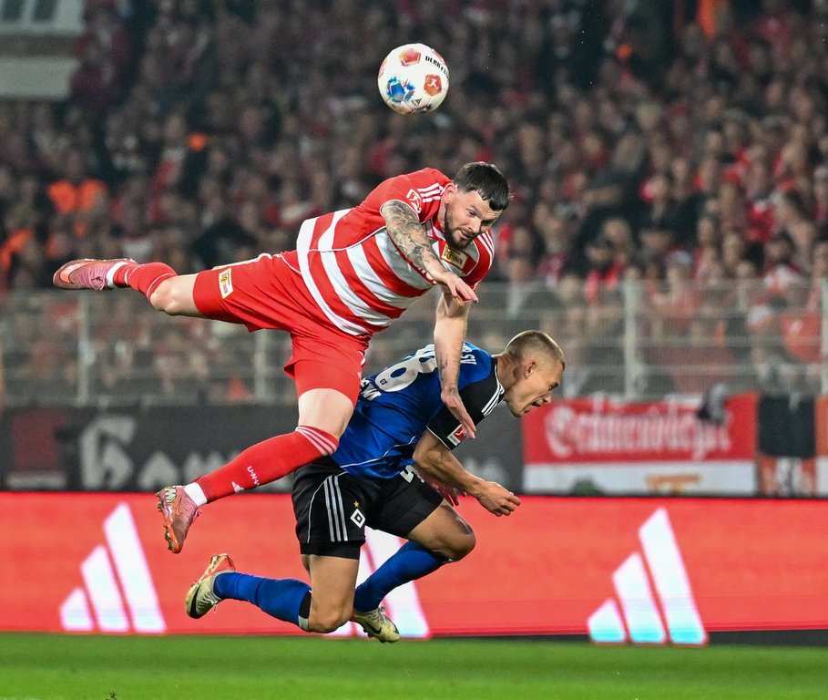 Berlin's Oliver Burke, left, and Hamburger's Miro Muheim in action during the Bundesliga soccer match between FC Union Berlin and Hamburger SV in Berlin, Sunday Sept. 28, 2025. (Soeren Stache/dpa via AP)