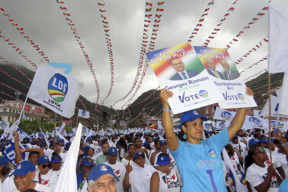Supporters of Linyon Demokratik Seselwa's party attend a campaign rally at Freedom Square in Victoria, Seychelles, Sunday, Sep. 21, 2025. (AP Photo/Emilie Chetty)
