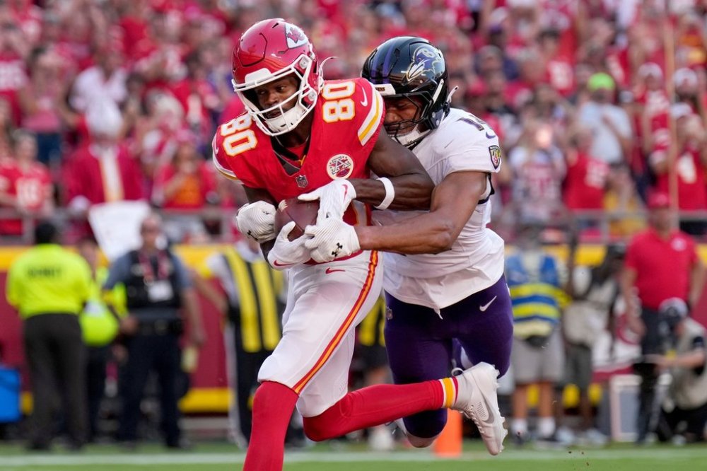 Kansas City Chiefs wide receiver Tyquan Thornton (80) catches a touchdown pass as Baltimore Ravens safety Kyle Hamilton defends during the second half of an NFL football game Sunday, Sept. 28, 2025, in Kansas City, Mo. (AP Photo/Charlie Riedel)