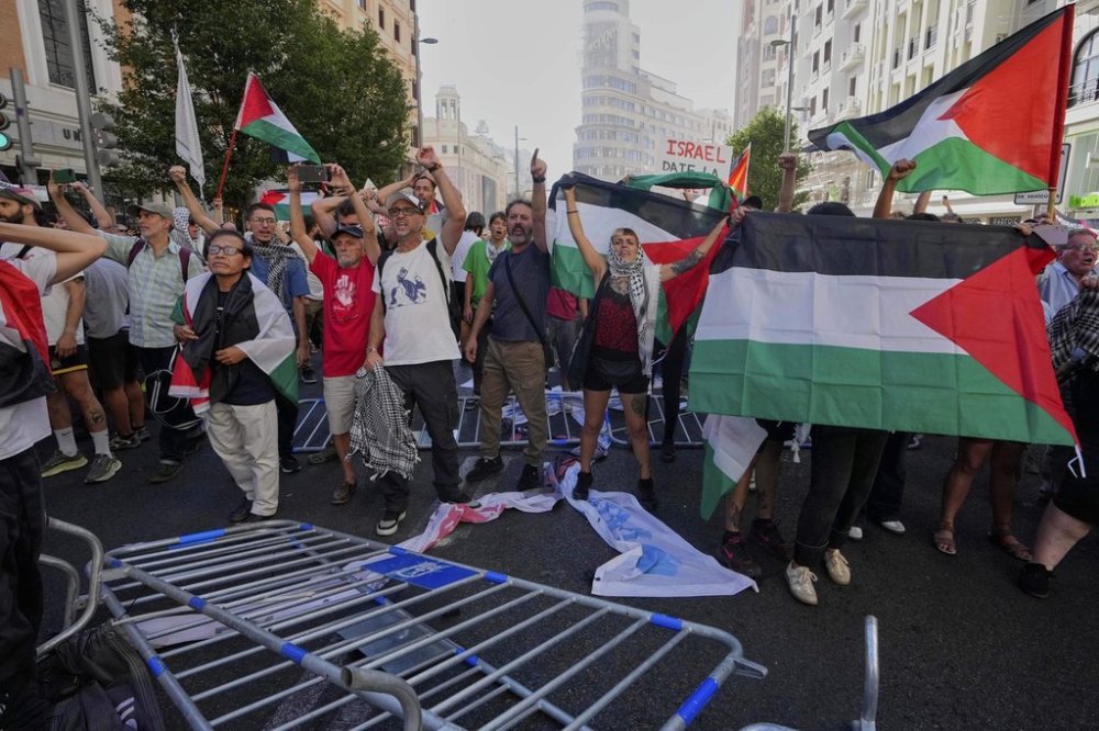 FILE- Pro-Palestinian protesters block the road in an attempt to disrupt the 21st stage of the Spanish cycling race La Vuelta, from Alalpardo to Madrid, Spain, Sunday, Sept. 14, 2025. (AP Photo/Manu Fernández, File)