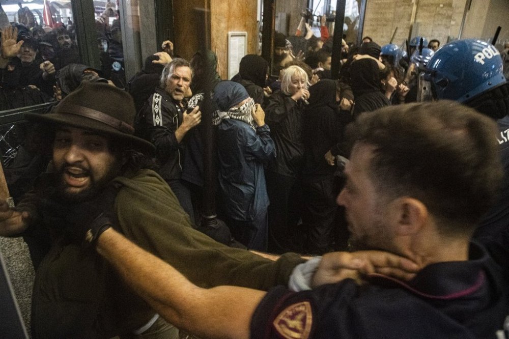 Protesters enter Central Station during clashes with police after the strike march in support of Palestine, in Milan, Italy, Monday, Sept. 22, 2025. (Marco Ottico/Lapresse via AP)