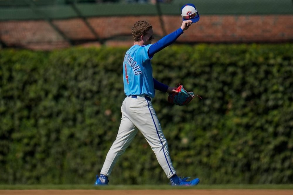Chicago Cubs' Pete Crow-Armstrong (4) acknowledges the crowd after hit a two-run home run, making Cubs history with 30 home runs and 30 stolen bases in a season, during the fourth inning of a baseball game against the St. Louis Cardinals, Friday, Sept. 26, 2025, in Chicago. (AP Photo/Erin Hooley)