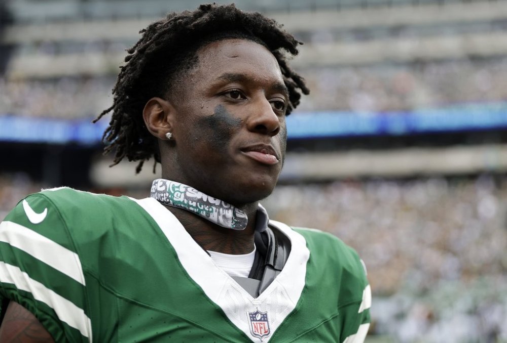 FILE - New York Jets cornerback Sauce Gardner (1) reacts during an NFL football game against the Pittsburgh Steelers, Sunday, Sept. 7, 2025, in East Rutherford, N.J. (AP Photo/Adam Hunger, file)