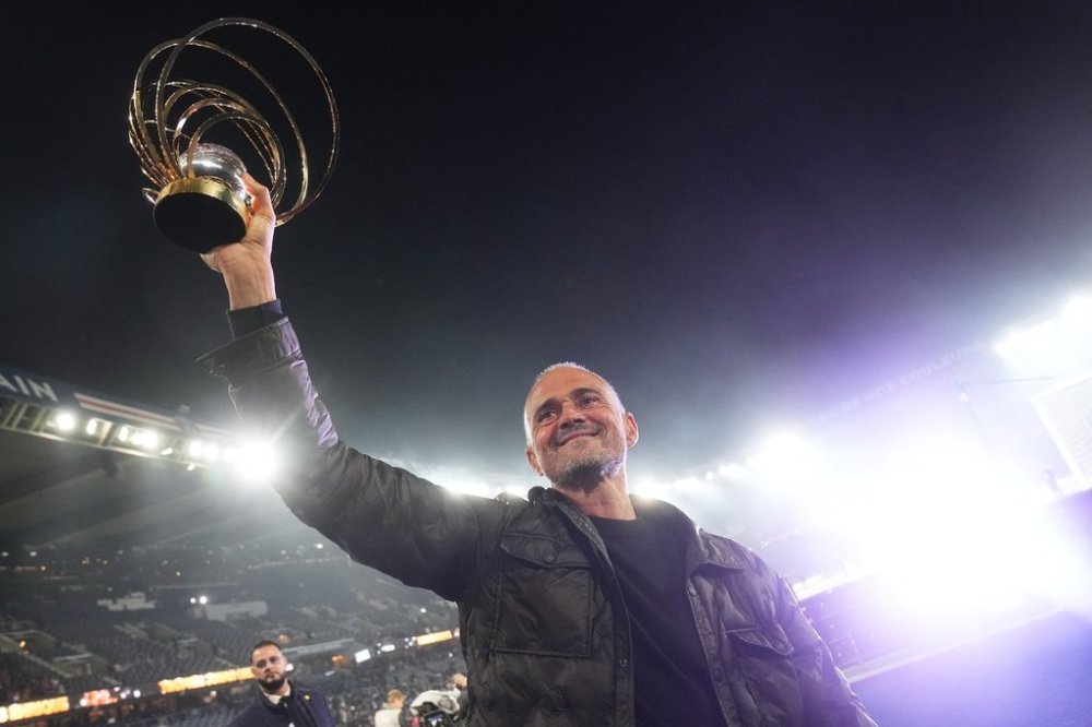 PSG's head coach Luis Enrique shows to the fans the 2025 Johann Cruyff trophy for the best coach of the year that he was awarded earlier in the week after the French League One soccer match between Paris Saint-Germain and Auxerre at the Parc des Princes in Paris, Saturday, Sept. 27, 2025. (AP Photo/Thibault Camus)
