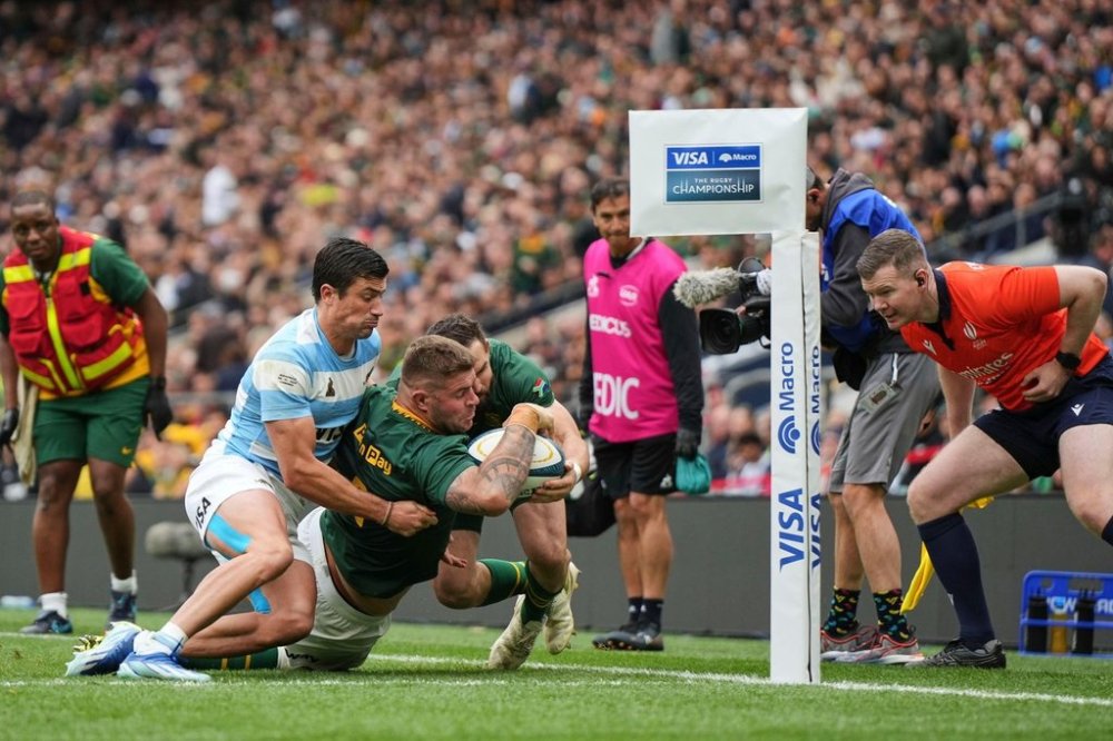 South Africa's Malcolm Marx, center, scores a try during the Rugby Championship match between Argentina and South Africa at Twickenham stadium, in London, Saturday, Oct. 4, 2025. (AP Photo/Alastair Grant)