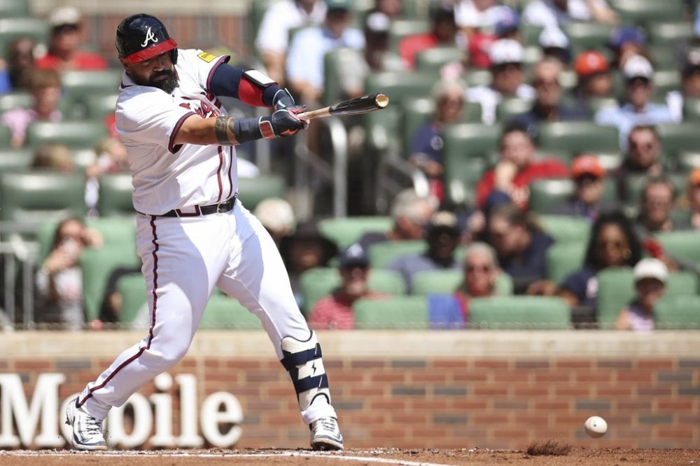Atlanta Braves' Sandy León hits into a fielders choice that scores a run on an error in the second inning of a baseball game against the Houston Astros, Sunday, Sept. 14, 2025, in Atlanta. (AP Photo/Colin Hubbard)