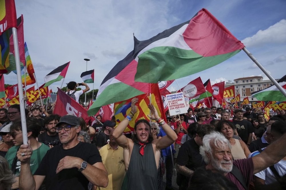 People take part in a demonstration part of a nation-wide protest and general strike against the war in Gaza, in Rome, Monday, Sept. 22, 2025. (AP Photo/Alessandra Tarantino)