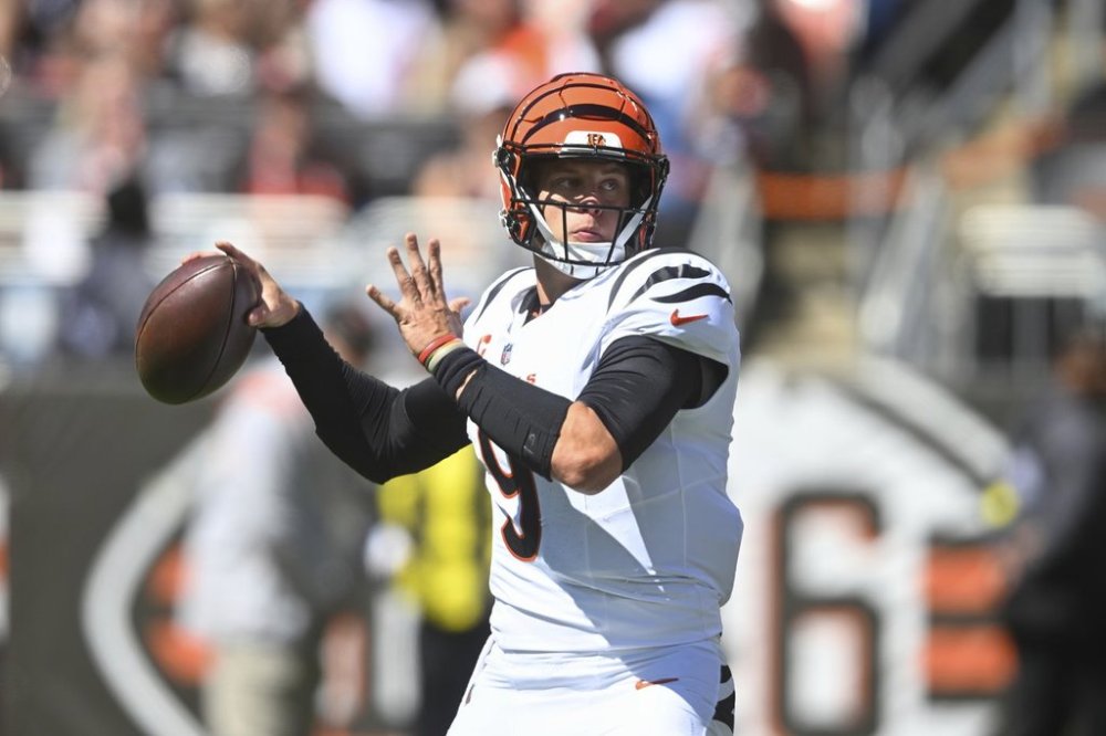Cincinnati Bengals quarterback Joe Burrow (9) throws a pass during the first half of an NFL football game against the Cleveland Browns, Sunday, Sept. 7, 2025, in Cleveland. (AP Photo/David Richard)