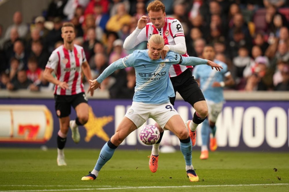 Manchester City's Erling Haaland in action to scores during the English Premier League soccer match between Brentford and Manchester City in London Sunday, Oct. 5, 2025. (AP Photo/Alastair Grant)