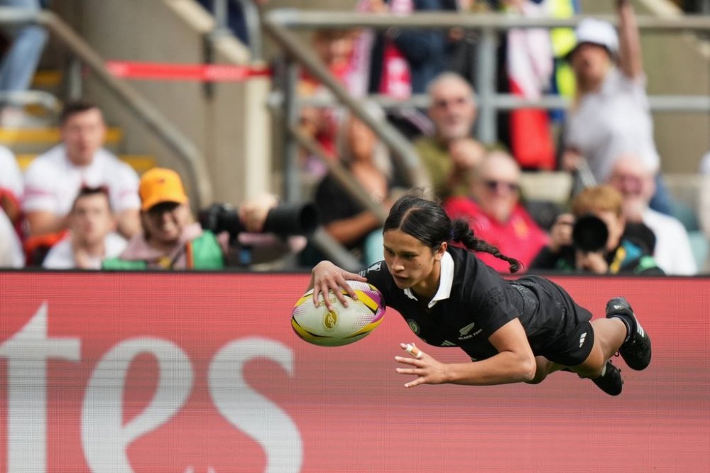 New Zealand's Braxton Sorensen-McGee scores a try during the Women's Rugby World Cup bronze match between New Zealand and France at the Allianz Stadium, Twickenham, London, Saturday, Sept. 27, 2025. (AP Photo/Alastair Grant)