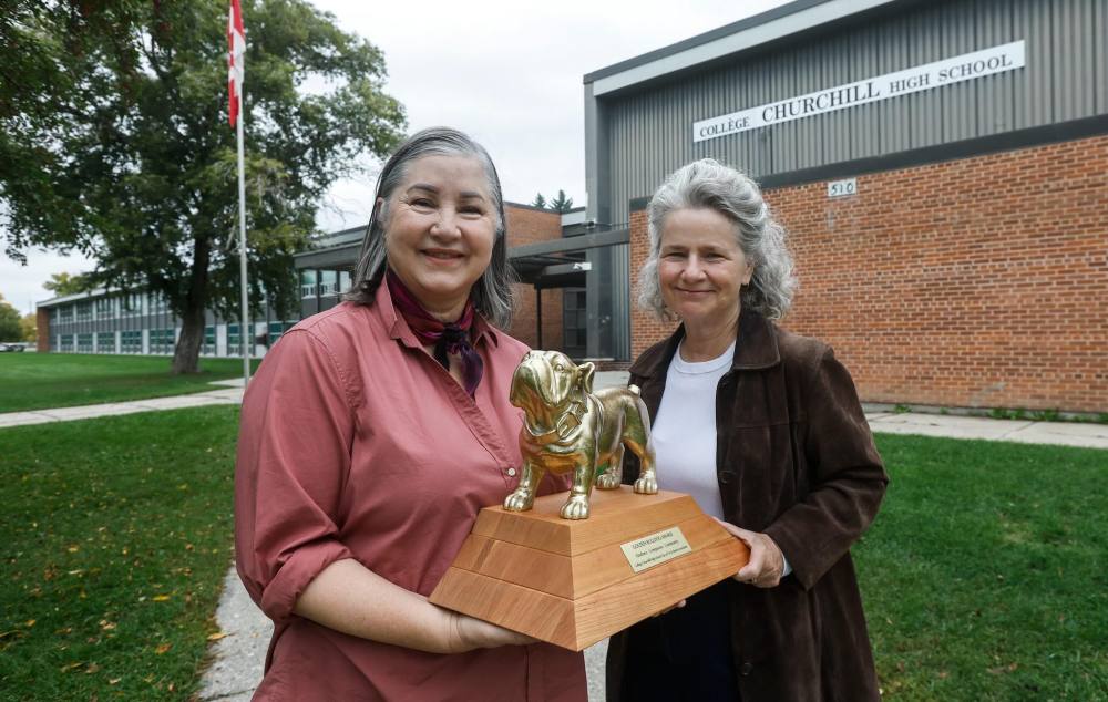 JOHN WOODS / FREE PRESS
Teresa Dodds Garside, left, and Charlotte Duggan, Churchill alumni and members of Churchill High School’s 50th reunion planning committee, with the “Golden Bulldog Student Award” for recognizing a graduate “who exemplifies kindness, commitment and community spirit.