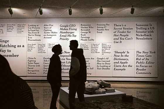 Patrons take in the Headlines exhibit at the Winnipeg Art Gallery in 2023. (Mikaela MacKenzie / Free Press files)
