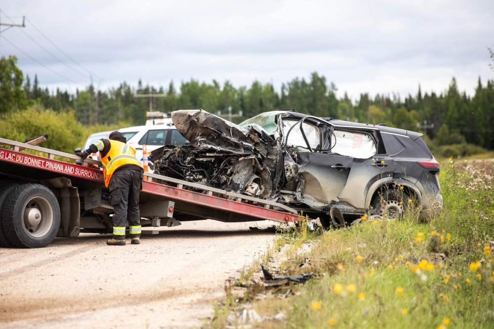 MIKAELA MACKENZIE / FREE PRESS
One of the cars gets towed away from the crash scene north of Powerview-Pine Falls on Thursday.