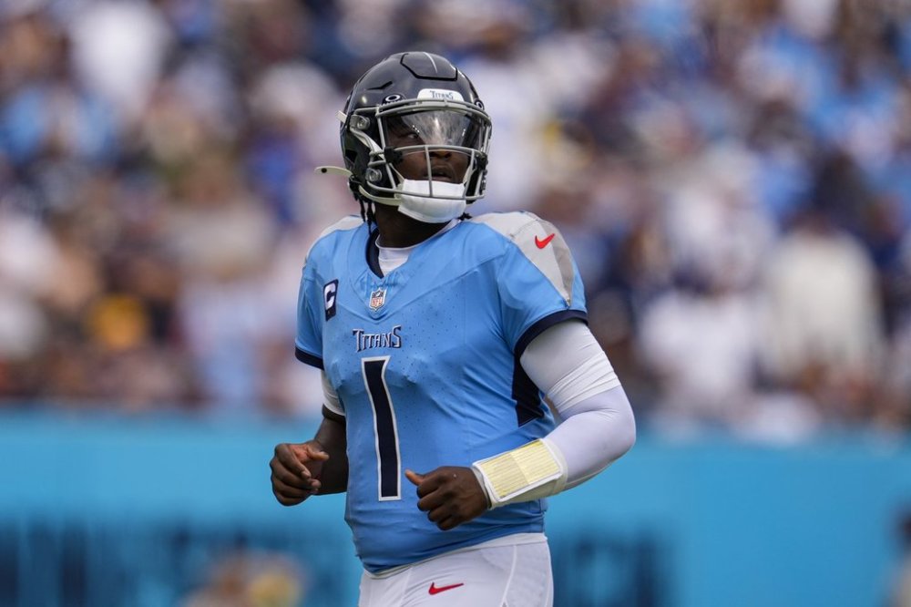 Tennessee Titans quarterback Cam Ward (1) runs off the field during the first half of an NFL football game against the Indianapolis Colts Sunday, Sept. 21, 2025, in Nashville, Tenn. (AP Photo/George Walker IV)