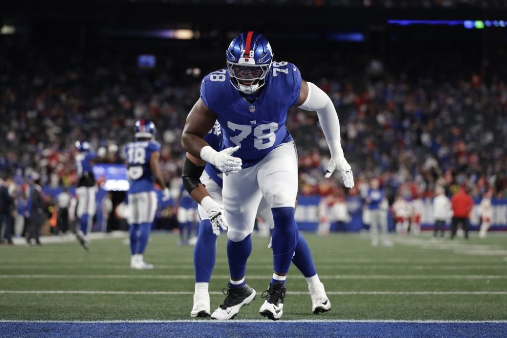 New York Giants tackle Andrew Thomas warms up before an NFL football game against the Kansas City Chiefs Sunday, Sept. 21, 2025, in East Rutherford, N.J. (AP Photo/Adam Hunger)