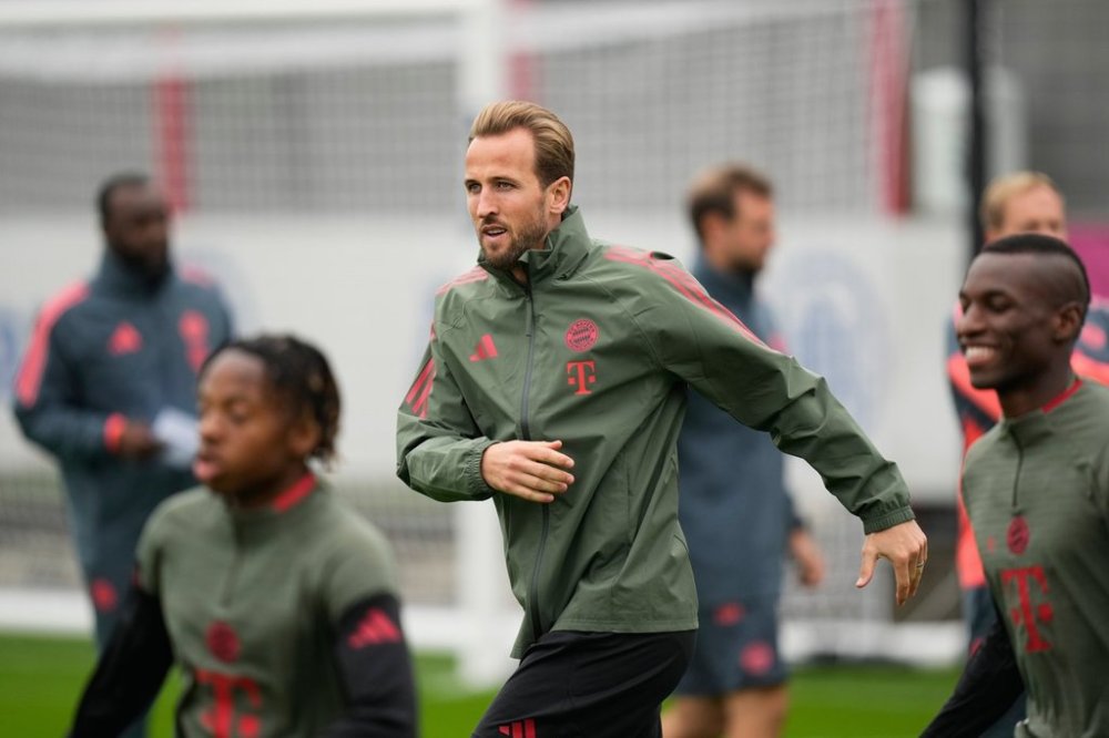 Bayern's Harry Kane warms up during a training session besides team mate Nicolas Jackson in Munich, Germany, Monday, Sept. 29, 2025, ahead of the Champions League opening phase soccer match between Pafos FC and FC Bayern. (AP Photo/Matthias Schrader)