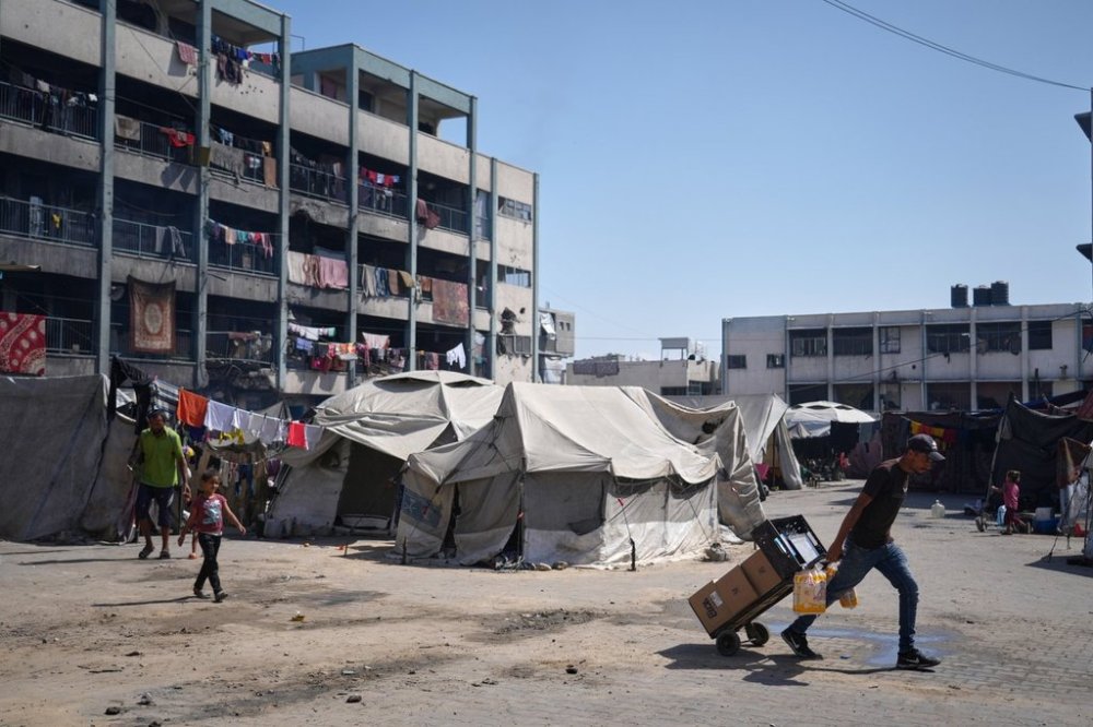 A man carries food at UN school used as a shelter for displaced Palestinians in Khan Younis on Tuesday, Sept. 30, 2025. (AP Photo/Jehad Alshrafi)