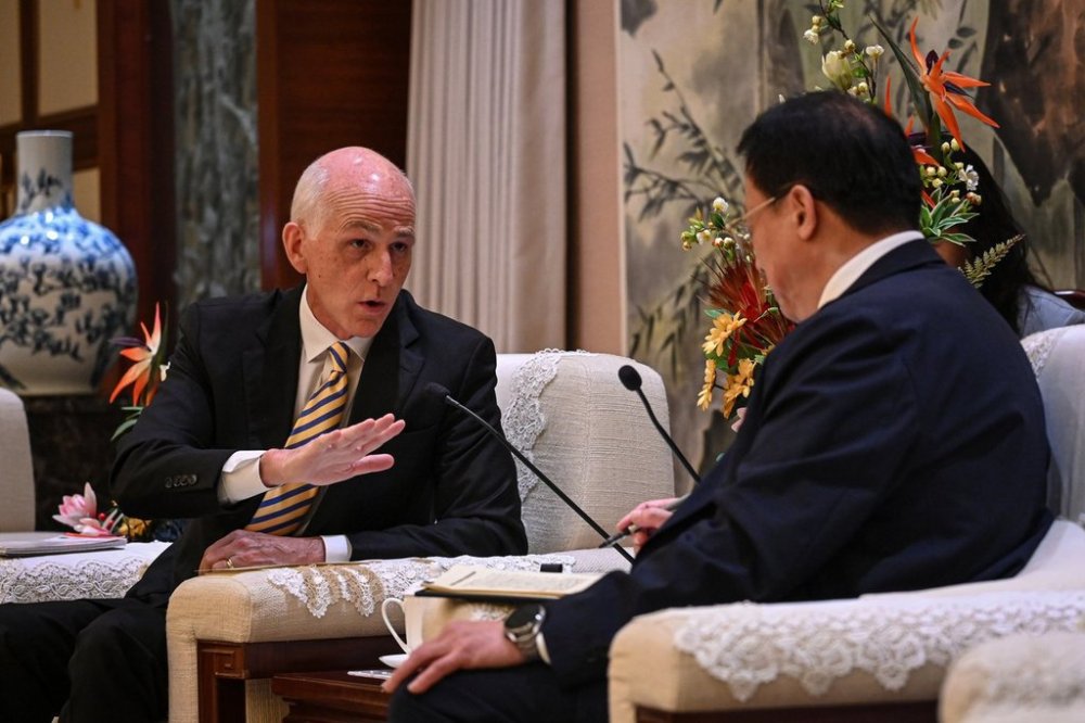 U.S. Representative Adam Smith, left, speaks with Shanghai Mayor Gong Zheng at the Shanghai's municipal government in Shanghai, China, Thursday, Sept.25, 2025. (Jade Gao/Pool Photo via AP)