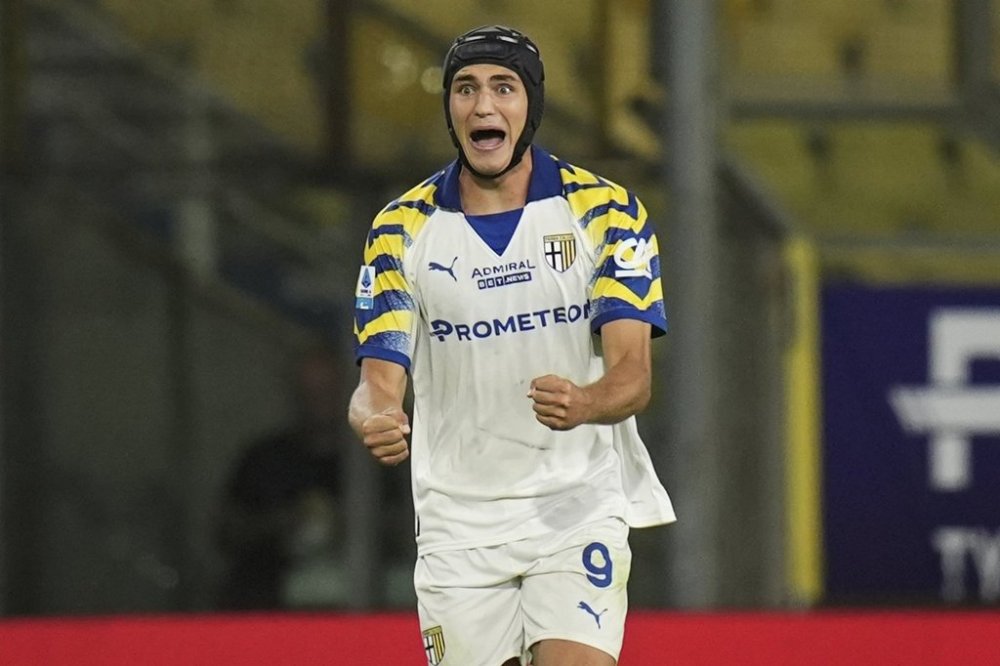 Parma's Mateo Pellegrino Casalanguida celebrates after scoring his side's second goal during a Serie A soccer match between Parma and Torino at the Ennio Tardini Stadium in Parma, northern Italy, Monday, Sept. 29, 2025. (Massimo Paolone/LaPresse via AP)