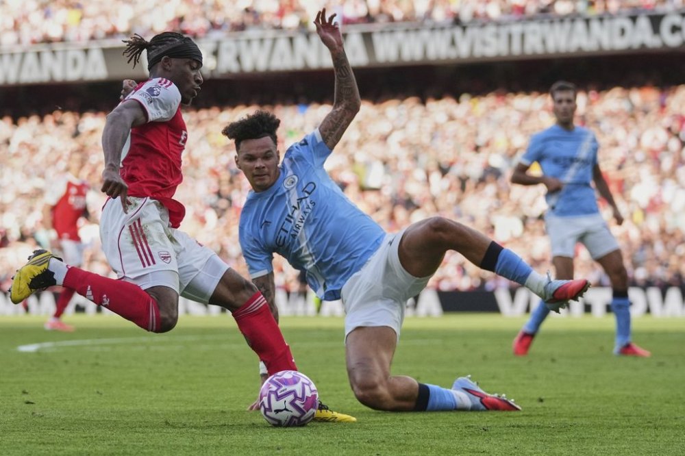 Manchester City's Nico O'Reilly tries to block Arsenal's Noni Madueke during the Premier League soccer match between Arsenal and Manchester City in London, Sunday, Sept. 21, 2025. (AP Photo/Kin Cheung)