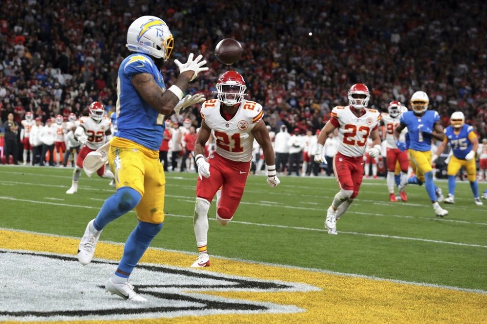 Los Angeles Chargers wide receiver Keenan Allen scores against the Kansas City Chiefs during the second half of an NFL football game, Friday, Sept. 5, 2025, in Sao Paulo. (AP Photo/Jeff Lewis)