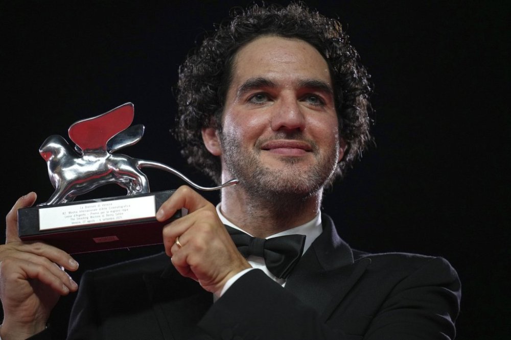 Benny Safdie, winner of the Silver Lion for best director for 'The Smashing Machine', poses for photographers at the awards photo call during the 82nd edition of the Venice Film Festival in Venice, Italy, on Saturday, Sept. 6, 2025. THE CANADIAN PRESS/AP-Invision, Alessandra Tarantino