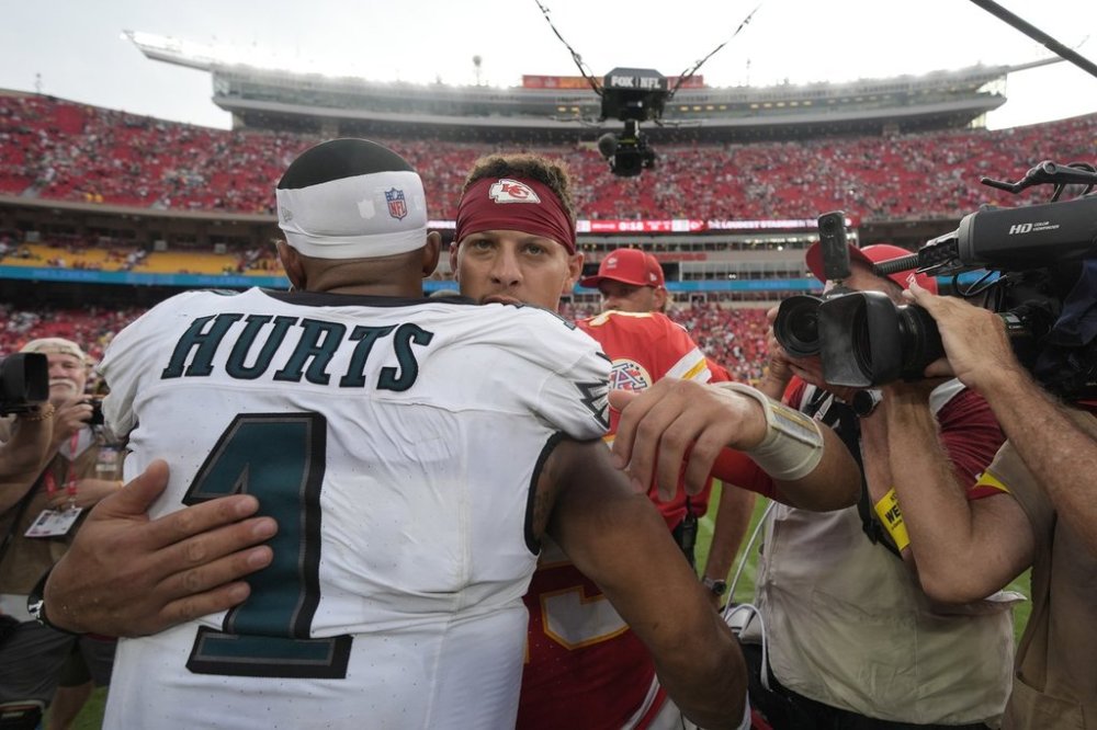 Kansas City Chiefs quarterback Patrick Mahomes and Philadelphia Eagles quarterback Jalen Hurts (1) hug following an NFL football game Sunday, Sept. 14, 2025, in Kansas City, Mo. (AP Photo/Charlie Riedel)