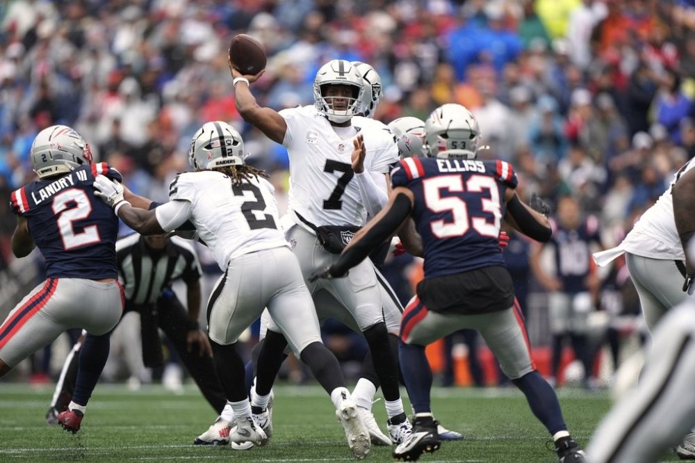 Las Vegas Raiders quarterback Geno Smith (7) throws against the New England Patriots during the first half of an NFL football game, Sunday, Sept. 7, 2025, in Foxborough, Mass. (AP Photo/Robert F. Bukaty)