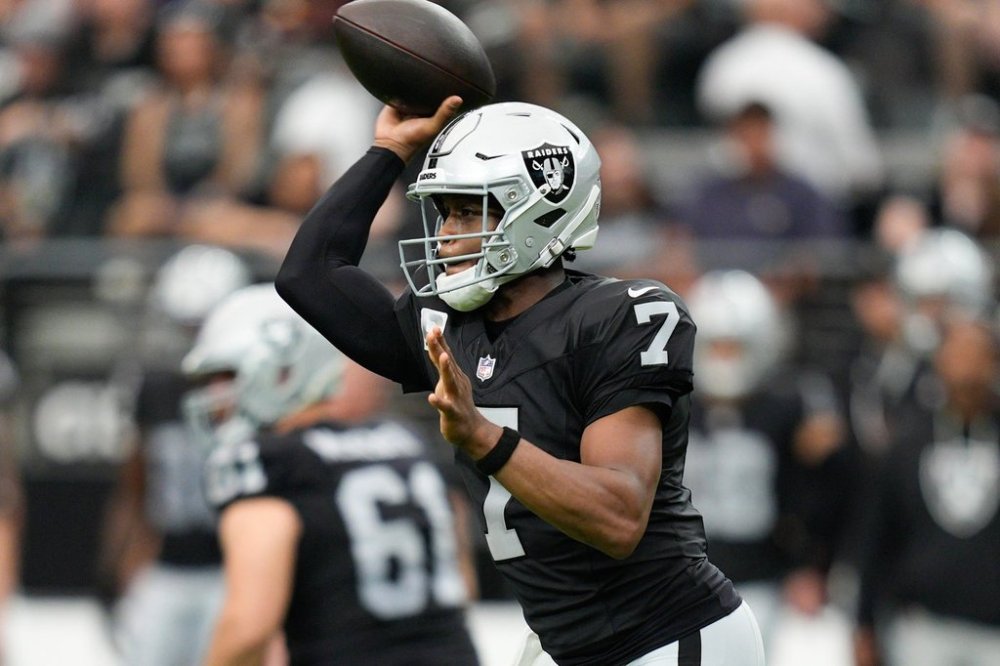 Las Vegas Raiders quarterback Geno Smith (7) throws a pass against the Chicago Bears during the first half of an NFL football game Sunday, Sept. 28, 2025, in Las Vegas. (AP Photo/John Locher)