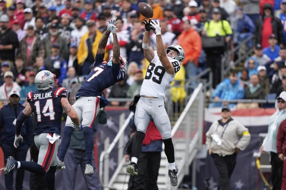 Las Vegas Raiders tight end Brock Bowers (89) misses a catch attempt beside New England Patriots cornerback Carlton Davis III (7) during the first half of an NFL football game, Sunday, Sept. 7, 2025, in Foxborough, Mass. (AP Photo/Robert F. Bukaty)