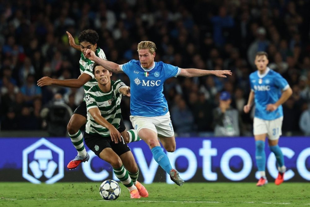 Napoli's Kevin De Bruyne, center, dribbles against Sporting during a Champions League soccer match, Wednesday, Oct. 1, 202, at Diego Armando Maradona stadium in Naples, Italy. (Alessandro Garofalo//LaPresse via AP)