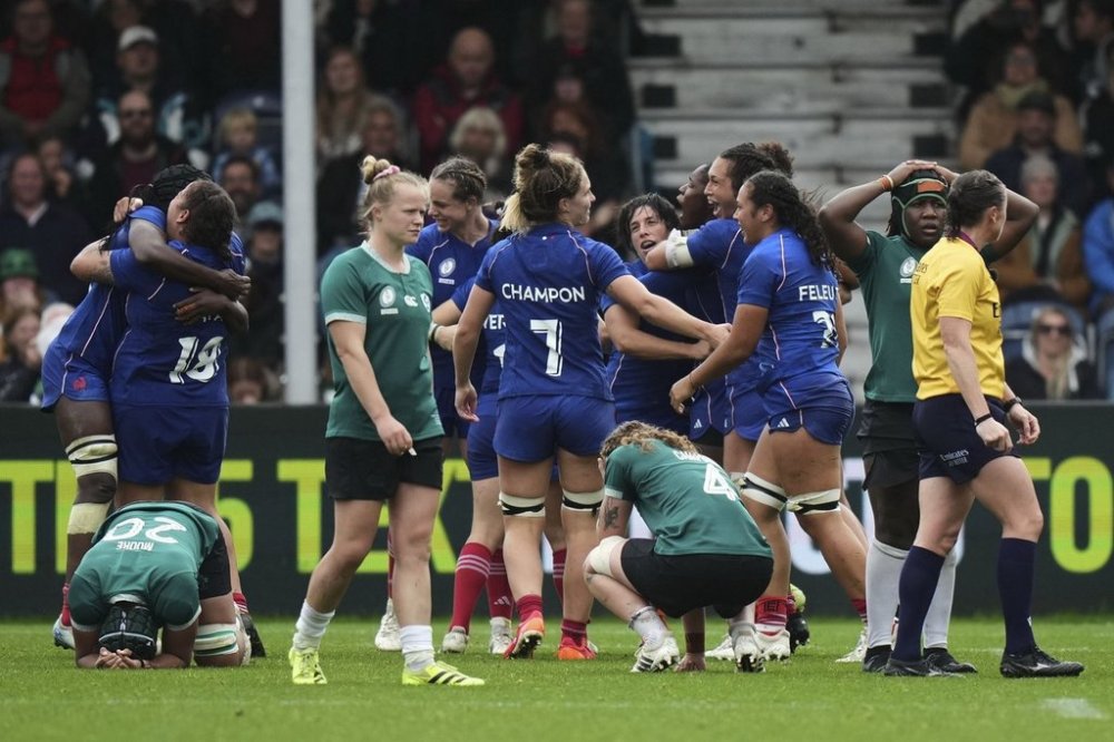 France's players celebrate following a Women's Rugby World Cup 2025 quarterfinal match between France and Ireland, in Exeter, England, Sunday, Sept. 14, 2025. (AP Photo/Alastair Grant)
