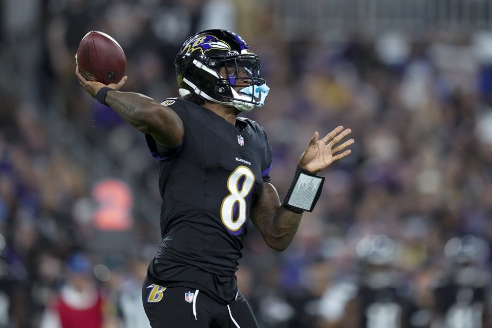Baltimore Ravens quarterback Lamar Jackson throws a pass against the Detroit Lions during the second half of an NFL football game Monday, Sept. 22, 2025, in Baltimore. (AP Photo/Stephanie Scarbrough)